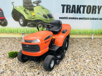  zahradní traktor husqvarna oranžové barvy před plachtou traktory kolín